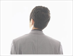 뒤돌아서있는남성