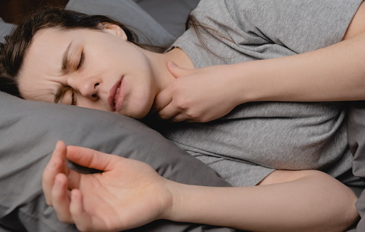 잦은 기침과 쉰 목소리의 원인, '역류성 후두염'이라고? < 헬시라이프 < 기사본문 - 하이닥