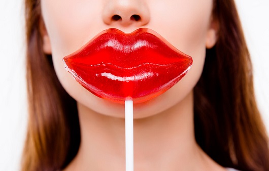 퉁퉁 붓고 염증 생기는 '입술필러 부작용', 예방하는 방법은?
