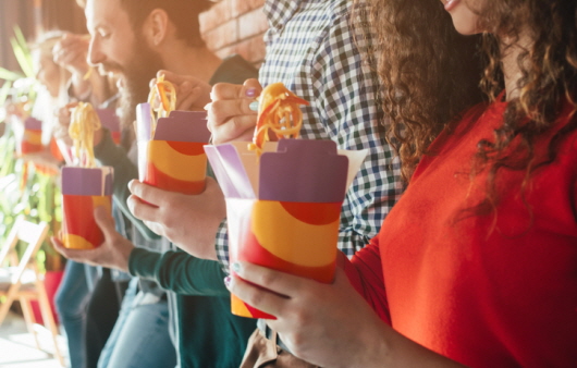 살이 찌는 원인은 끊임없이 먹어서다ㅣ출처: 게티 이미지뱅크