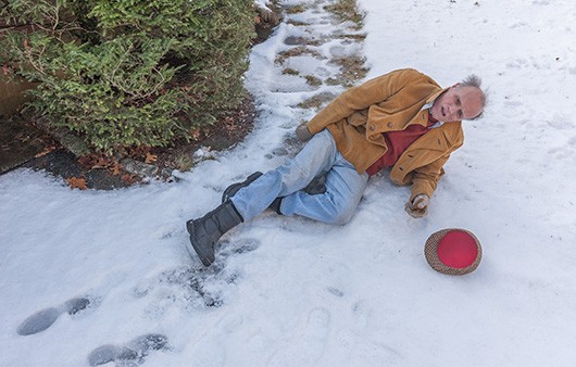 노인은 젊은 층에 비해 빙판길에 넘어지기 쉬워 골절 질환을 겪을 위험이 크다ㅣ출처: 게티이미지뱅크