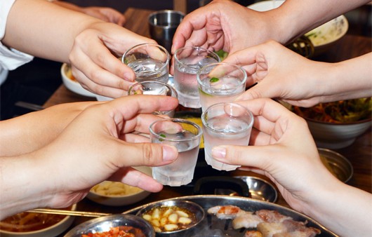 연말연시에는 술 약속이 끊이지를 않는다ㅣ출처: 게티이미지뱅크