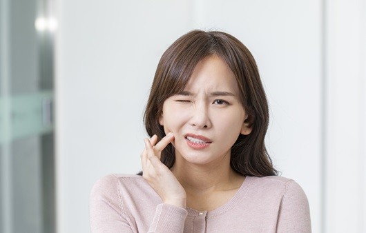 자신도 모르게 이에 힘을 꽉 주는 습관을 주간이갈이증이라고 한다｜출처: 클립아트코리아