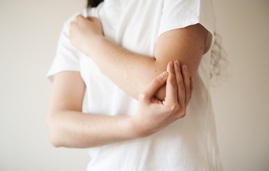 팔꿈치 통증 부위에 따라 골프 엘보와 테니스 엘보를 구분할 수 있다|출처: 게티이미지뱅크