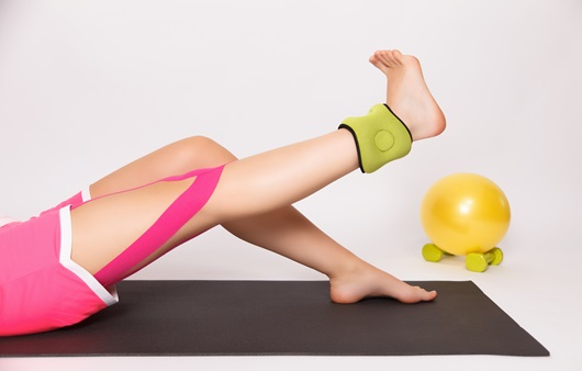 누워서 다리 들어 올리기｜출처: 게티이미지뱅크