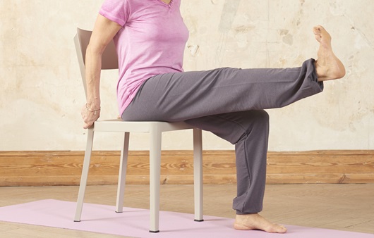 앉아서 다리 들기｜출처: 클립아트코리아