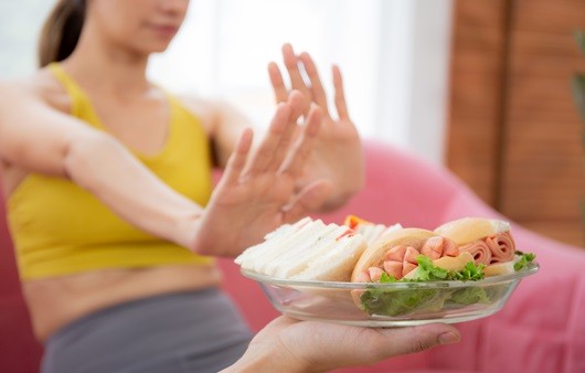 무리한 체중 감량은 건강을 해칠 수 있다|출처: 게티이미지뱅크