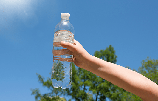 여름철 페트병 생수 위험하다? 안전한 수분 보충을 위한 ’안전 수칙’ < 헬시라이프 < 기사본문 - 하이닥