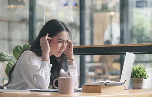 두통에 시달리는 직장인 중 68%가 편두통을 앓고 있는 것으로 나타났다|출처: 게티이미지뱅크