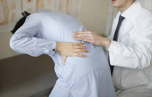 척추 수술은 전문의와의 상담을 통해 적절한 시기, 방법을 정하는 것이 중요하다｜출처: 게티이미지뱅크