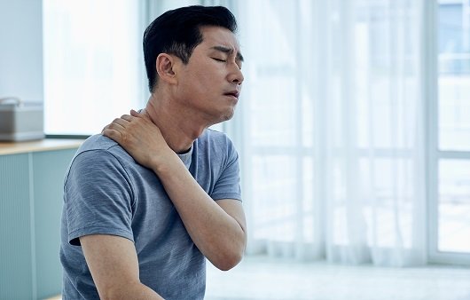어깨 통증이 지속될 때는 정확한 원인을 찾는 것이 우선이다|출처: 게티이미지 뱅크