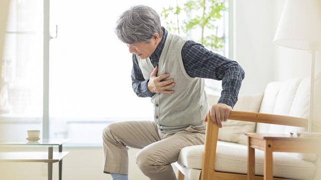 급격한 가슴 통증이 느껴진다면 허혈성 심장질환을 의심해야 한다｜출처: 게티이미지뱅크