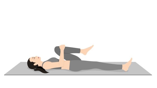 양손으로 무릎 당기기 | 출처: 게티이미지뱅크