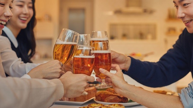 술자리가 잦아지고 운동량이 줄어드는 연말에는 건강관리가 쉽지 않다｜출처: 게티이미지뱅크