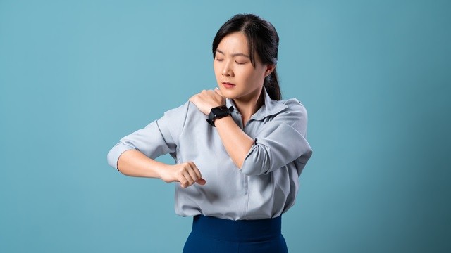 신체의 유연성이 떨어지면 근육이 굳고 관절의 가동성이 낮아지며 뻐근한 느낌이 들 수 있다｜출처: 게티이미지뱅크