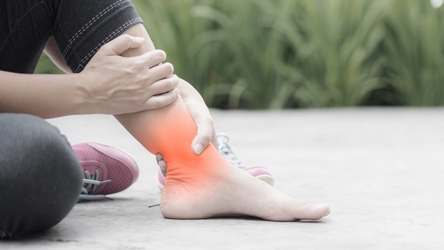 발목 염좌란 발목 관절을 지탱하는 인대가 파열되거나 미세 손상이 입은 상태를 말한다 | 출처: 클립아트코리아