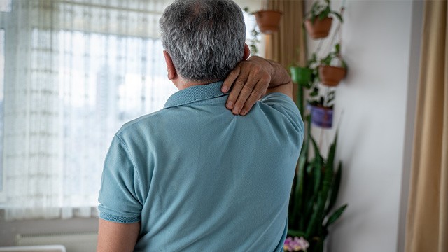 현대인의 잘못된 생활습관은 목디스크의 원인이 될 수 있다|출처: 게티이미지뱅크