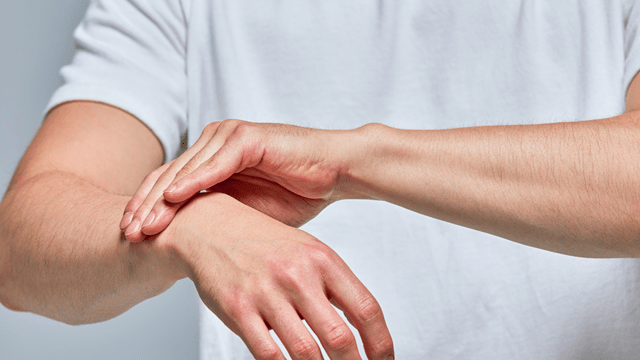 손목 결절종으로 인해 불편한 증상을 겪는다면 적극적으로 치료를 받아야 한다ㅣ출처: 게티이미지뱅크