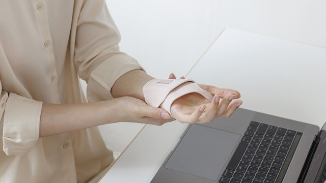 손목 보호대를 너무 장기간 사용하면 근육이 약해질 수 있다|출처: 클립아트코리아