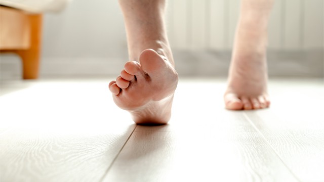 나이가 들수록 발바닥 아치가 무너지기 쉽다ㅣ출처: 게티이미지뱅크