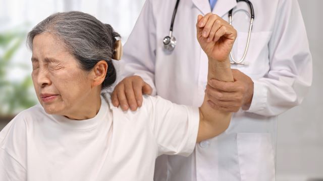 노화로 인해 퇴행성 관절염이 발생한다 | 출처: 클립아트코리아