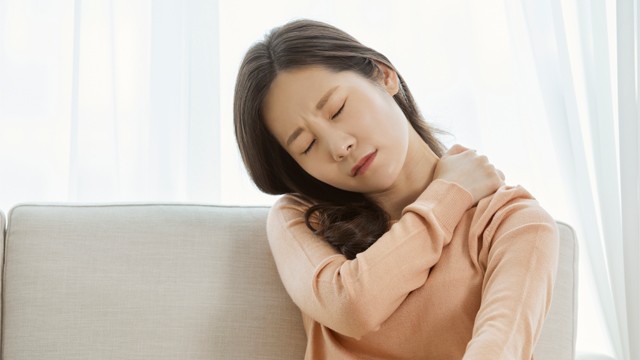 승모근은 잘못된 자세나 생활습관으로 인해 쉽게 뭉치고 통증을 유발할 수 있다ㅣ출처: 클립아트코리아