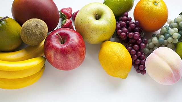 소화불량이나 복부팽만이 있다면 과일이 증상 완화에 효과적일 수 있다｜출처: 클립아트코리아