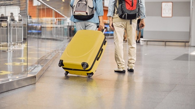 만성질환자는 여행 중 약을 꾸준히 챙겨 먹고, 무리한 일정은 피하는 것이 좋다ㅣ출처: 게티이미지뱅크