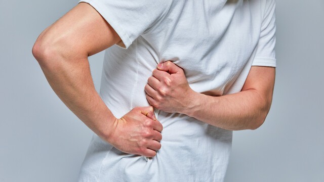 기침할 때 옆구리 통증이 지속되면 폐나 신경의 문제일 수 있다|출처: 게티이미지뱅크