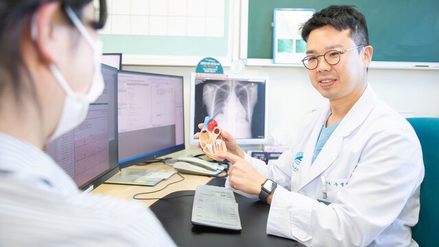 강릉아산병원 심장내과 우영민 교수가 부정맥과 관련된 내용을 설명하고 있다|출처: 강릉아산병원