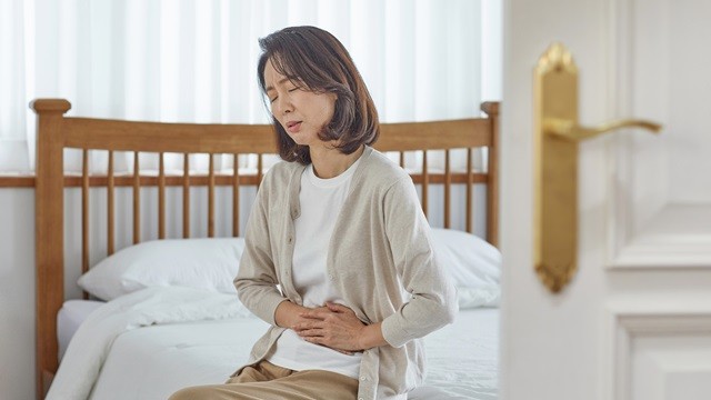 명절에는 식사가 불규칙해지고, 기름진 음식을 과식해 소화불량이 찾아오기 쉽다ㅣ출처: 게티이미지뱅크