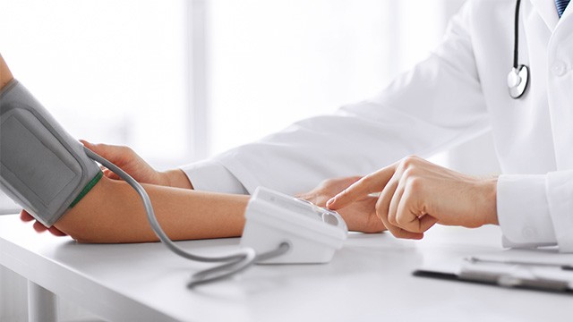 대한고혈압학회는 수축기 혈압 140 mmHg 이상, 이완기 혈압 90 mmHg 이상부터 고혈압으로 진단하고 있다 ｜출처: 클립아트코리아