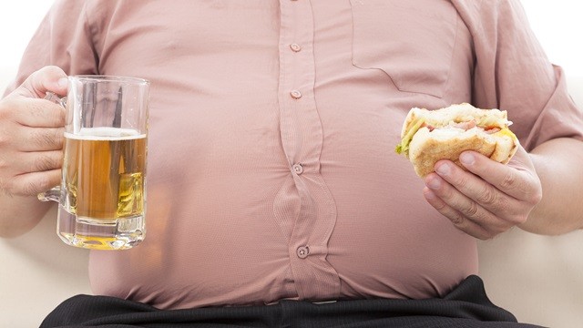 탄수화물 위주의 음식과 술은 중성지방 수치를 높이고 복부비만과 심혈관질환을 가져온다｜출처: 게티이미지뱅크