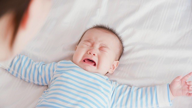 아기가 계속해서 울음을 그치지 않고 배가 부푼 것 같이 보인다면 영아 산통 때문일 수 있다ㅣ출처: 클립아트코리아