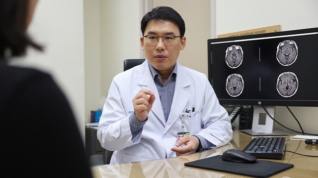 환자에게 질환에 대해 설명하고 있는 서울아산병원 신경과 임재성 교수|출처: 서울아산병원