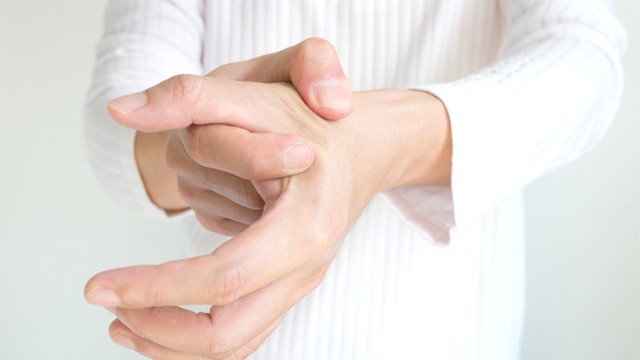 엄지손가락이 저리다고 느껴질 때 이를 단순히 혈액순환 문제로 생각하기 쉽다 | 출처: 게티이미지뱅크