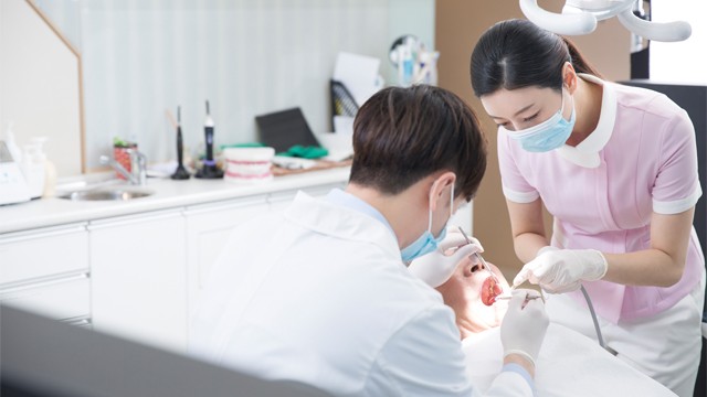 치료 직후 나타나는 시린 느낌이나 잇몸 출혈 등으로 인해 스케일링을 꺼리는 경우가 있다 | 출처: 클립아트코리아