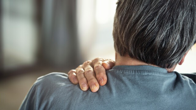 ﻿오십견은 어깨가 뻣뻣해지고 운동 범위가 제한되는 것이 특징이다｜출처: 게티이미지뱅크