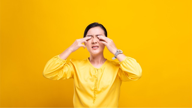 눈이 충혈되고 가려운 증상이 나타났을 때, 집에 있는 아무 안약이나 점안하는 경우가 많다 | 출처: 게티이미지뱅크