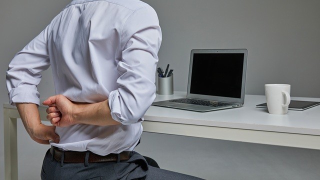 편평등과 일자허리 등의 변형이 지속되면 허리디스크 등의 질환으로 이어지기 쉽다|출처: 게티이미지뱅크