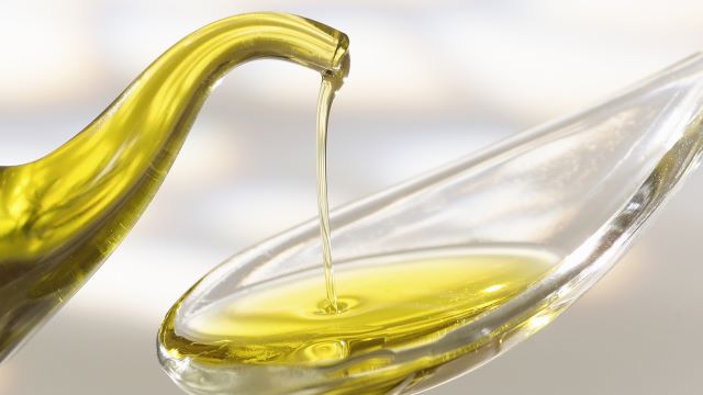 오일풀링은 아유르베다에서 유래한 구강 건강 관리법이다 | 출처: 클립아트코리아