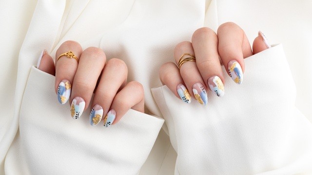 충분한 휴식 없이 젤네일을 반복하면 손톱이 약해지며 질환이 쉽게 발생한다|출처: 게티이미지뱅크