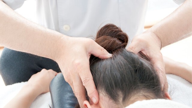 도수치료는 통증 완화 등에 효과적이지만, 특정 질환을 가진 경우 주의가 필요한 치료법이다｜출처: 게티이미지뱅크