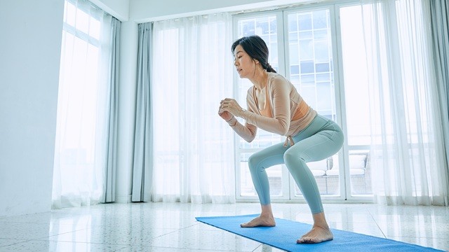 스쿼트 등으로 하체 근력을 강화하는 것이 도움이 된다｜출처: 게티이미지뱅크