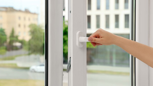 ﻿청소를 할 때는 최소 3~5분 이상 환기를 해야 한다｜출처: 게티이미지뱅크