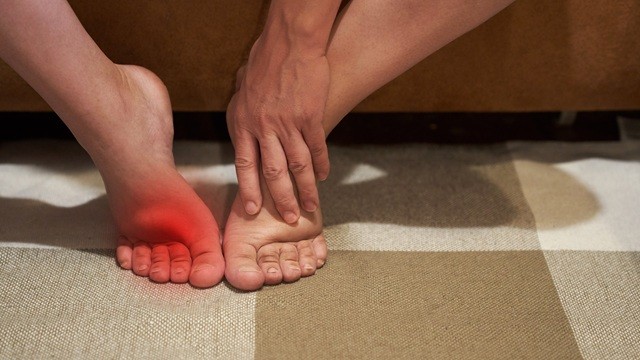 발 앞쪽 통증을 자주 겪고 발목을 자주 삔다면 요족 때문일 수 있다｜출처: 게티이미지뱅크