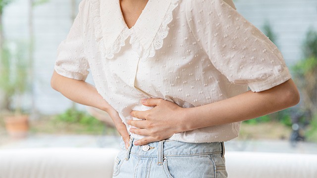 배에 가스가 차거나 더부룩한 느낌은 현대인들이 흔히 겪는 증상이다|출처: 클립아트코리아