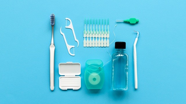 칫솔 외에 치실, 치간칫솔 등을 더 사용하면 구강 위생을 보다 효과적으로 개선할 수 있다｜출처: 게티이미지뱅크