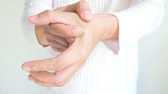 ﻿손가락 통증은 다양한 원인에 의해 나타날 수 있다｜출처: 게티이미지뱅크