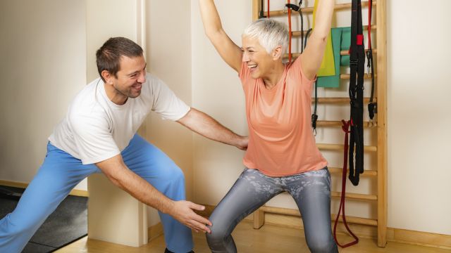 팔 동작을 더한 이동 스쿼트(Moving squat with arm sweep) | 출처: 클립아트코리아